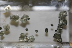 Markasitkristalle aus Brasilien als Einschluss in Quarz