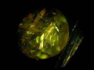 charakteristischer Einschluss in Pferdeschwanzform bei russischem Demantoid