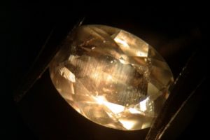 inclusions de type solide : aiguile de rutile ou hyperstène