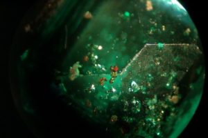 inclusioni di tipo solido, pirite in questo smeraldo di Chivor, Colombia