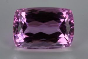 阿富汗垫式的紫锂辉石