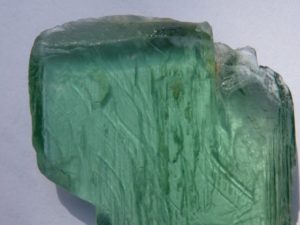 kunzita do Afeganistão tornada verde por tratamento