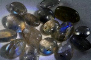 Labradoritcabochon aus Madagaskar mit Labradoreszenz