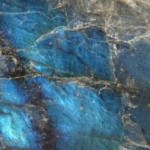 Labradoritkristall aus Finnland mit blauem Labradoreszenzphänomen