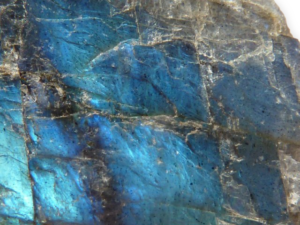 芬兰天然的富拉玄武岩晶体，有蓝色的拉长晕彩现象
