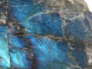 cristal de labradorite de Finlande avec phénomène de labradorescence bleue