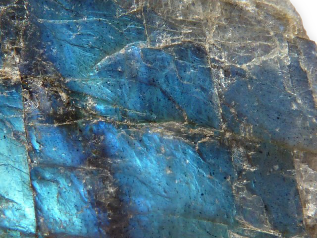 Labradoritkristall aus Finnland mit blauem Labradoreszenzphänomen