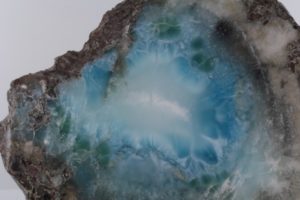 抛光后的片状larimar