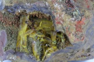 墨西哥（Ojuela）的黄色水羟砷锌石
