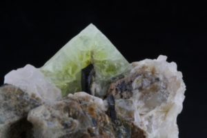 cristallo di leucofanite gialla di Mont St. Hilaire in Canada con melinofane scuro