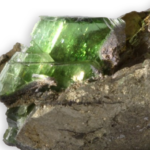 cristal verde de ludlamita de Lasigne en Francia