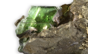 cristal verde de ludlamita de Lasigne en Francia
