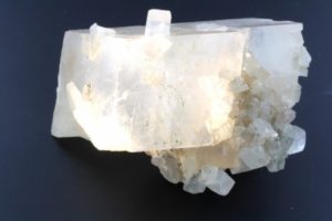 Ромбоэдрические кристаллы магнезита из Бразилии.