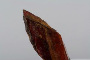 cristal de manganotantalita roja de Brasil