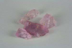 cristaux de marialite rose de Mogok en Birmanie
