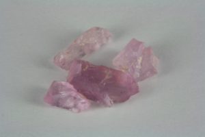 cristalli di marialite rosa di Mogok in Birmania