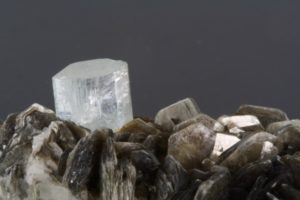 cristais de muscovita com cristais de berilo de Shigar no Paquistão