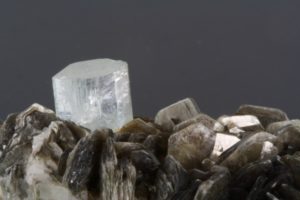 cristales de moscovita con crsitales de berilo de Shigar en Pakistán