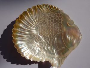 彫刻の施された真珠層貝