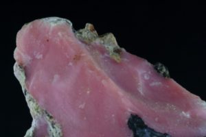 roher, rosaner Opal aus Peru