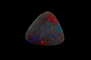 roter Opalcabochon, Australien