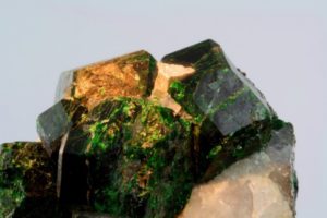 cristaux d'ouvarovite de Finlande