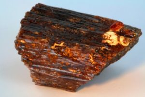 cristallo di painite di Mogok in Birmania con piccolo cristallo di rubino