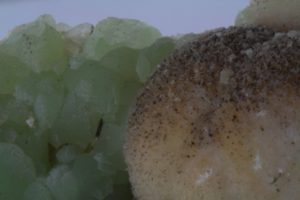 weiße Pectolitkristalle und grüner Prehnit aus Deutschland