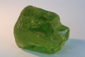 Peridotkristall aus dem schwarzem Meer, Ägypten