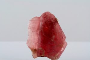 马达加斯的草莓红绿柱石晶体