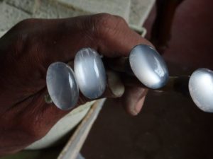 pierres de lune en cabochons du Sri-Lanka