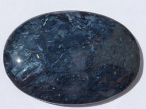 pietersite bleue de Chine taillée en cabochon