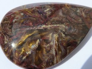 cabochon en poire de pietersite jaune et rouge de Chine