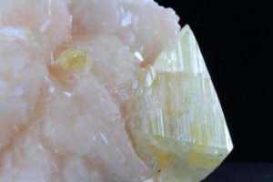 cristal de powellita amarilla de Nasik en India