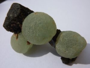 épidote du Mali avec nodule de prehnite verte