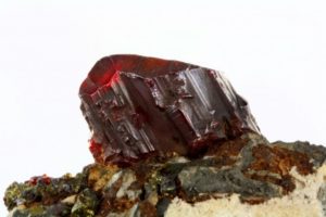 智利多洛雷斯的红色淡红银矿晶体