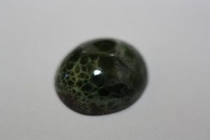 Pumpellyit in Cabochon