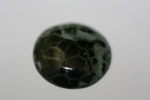 Pumpellyit in Cabochon