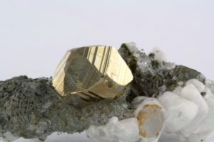 cristal de pyrite de Kurgunkue au Kazakhstan