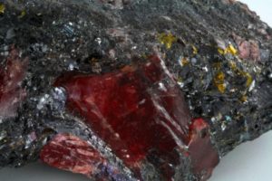красные кристаллы пироксмангита из Броукен-Хилл (Австралия)