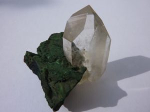 кристалл окислинного халькопирита на малахите Франция