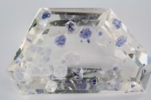 cristaux de fluorite en inclusion dans un quartz de Madagascar