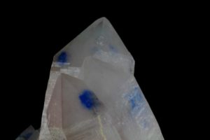 quartz cristallisé à inclusions de pappagoite d'Afrique du Sud