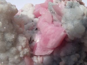 cristalli di rodocrisite rosa su calcite del Peru’