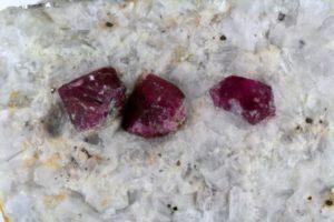Rubinkristalle in Marmor aus dem Hunzatal, Pakistan