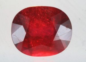 cristal de rubí cortado tratado "glass filled"