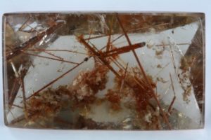 cristaux de rutile rouge dans du quartz