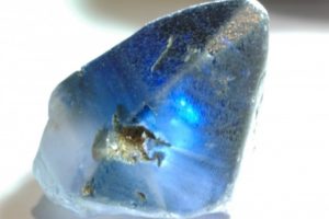 Кристалл природного сапфира из Шри-Ланки.