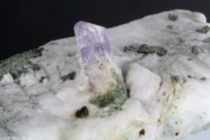 cristal de sacapolite mauve d'Afghanistan