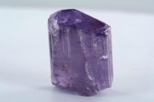 cristal de scapolite violet du Pakistan